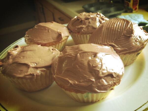 Robles20Alexis's tweet photo. I made funfetti cupcakes☺ http://t.co/FhqgRu2EVJ