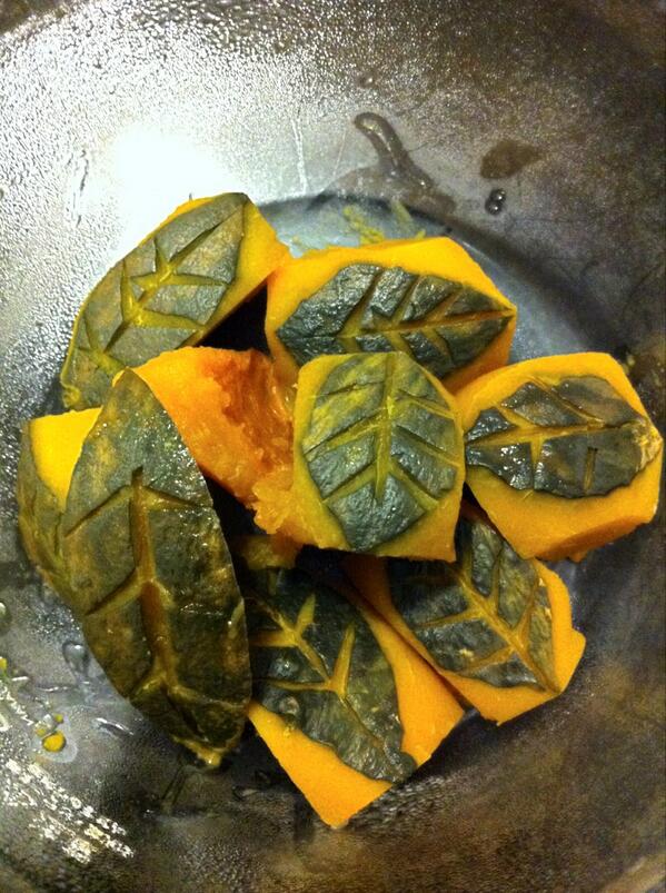 理紗 かぼちゃの飾り切りが地味に大変でした 笑 そして硬水では出汁がとれないため 全て軟水ミネラルウォーターを使うのでござるよ 和食は繊細だねぇ Http T Co 5ic27u5mv1 Twitter