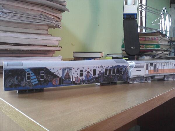 PapercraftID's tweet photo. Hmmm. Good lah ini "@Alif_20302: @PapercraftID #PapercraftKereta Batik @KAI121 :D http://t.co/apxXW6OQjK"