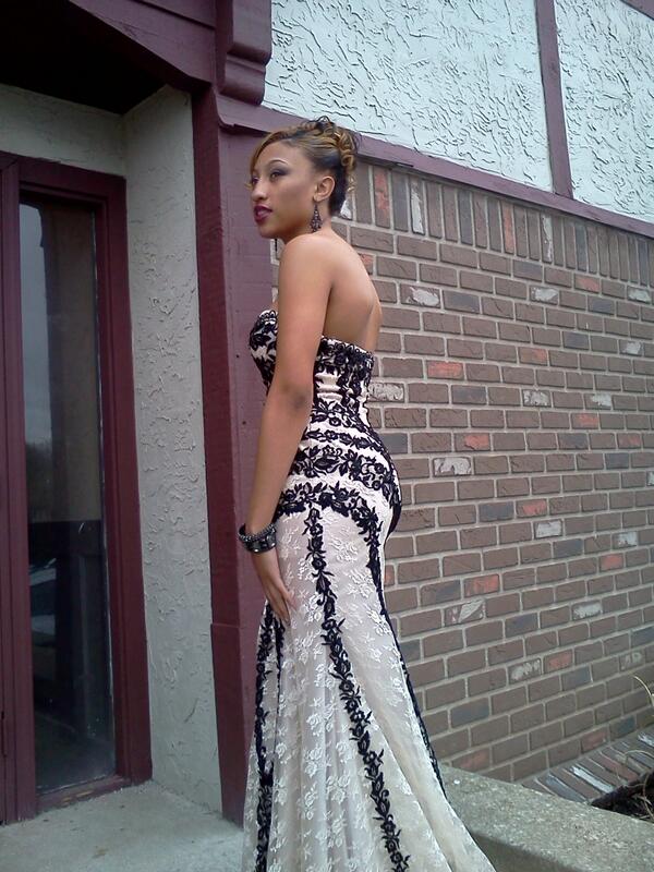 Kiss_MyRedLips's tweet photo. Back of my prom dress http://t.co/XFUQJQkRkv