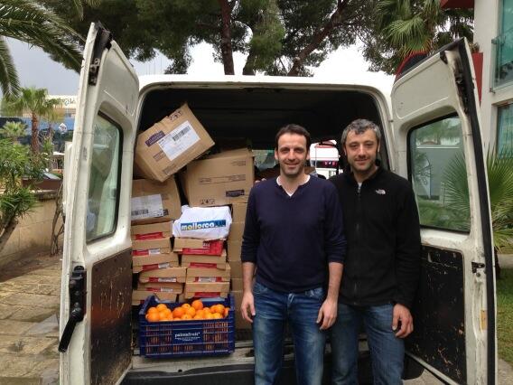 Camí de Ca'n Gazà per entregar les sobres de menjar a qui més ho necessita. Altra gran tasca dels nostres voluntaris