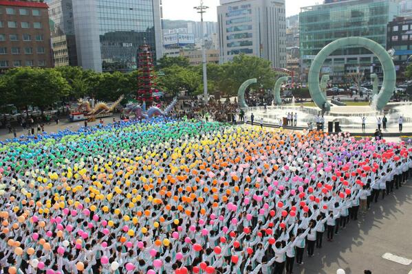 scj_andrew's tweet photo. 세계평화광복 축제♥
말씀대성회 이색 퍼레이드가 부산역에서 열렸습니다.
5월 6일~7일 신천지 말씀대성회 홍보 퍼레이드라는데, 그날이 정말 기대됩니다^^ http://t.co/ZClgz3RcFx