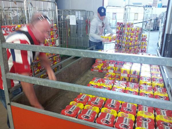 De mannen van KingZine zijn al druk bier aan het laden! #140trays #vitwil #willemii #jupiler