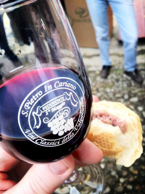 AlbertoRosa22's tweet image. #valpolicella classico di @SANTASOFIAwines con panino al #muset #magnalonga :)
