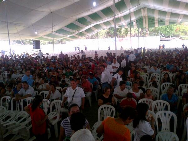 RomeroQuintanar's tweet photo. Ya en la recepcion de niñas y niños Huastecos en el festival que Gobierno del Estado organiza para festejarlos http://t.co/EF4tMChK9s
