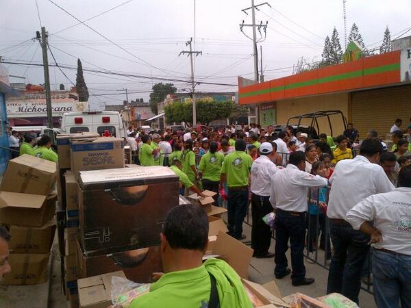 RomeroQuintanar's tweet photo. Personal de SOPOT recibiendo a los Niños y Niñas de la huasteca al festival que Gobierno del Estado les organiza http://t.co/dTdmBNqb4F