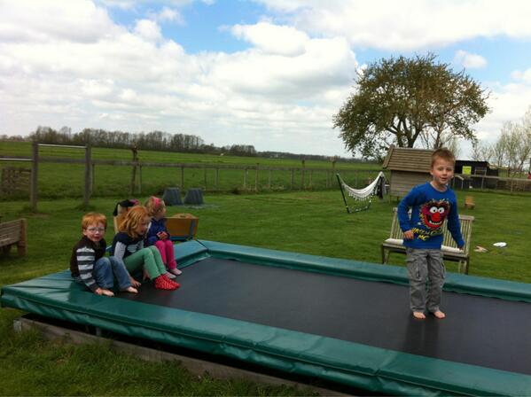dagjevaren's tweet photo. Zondagmiddag met de kleinkids naar de @TheetuinHHH even op de trampoline http://t.co/xHyOElU5sy