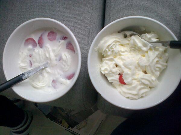 Merisague24's tweet photo. Nata con leche a la fresa y leche con nata al toque de fresa @rociobelmonte http://t.co/5spNYmWNMx