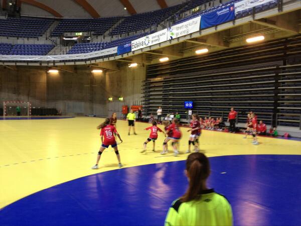 LFH2009's tweet photo. Finalene i full gang - her er Lillestrøm - Langhus 2 http://t.co/4NUlxnKulv
