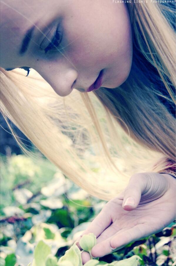 model_ella's tweet image. #picoftheday #ModeloftheWeek #modelling #flowers