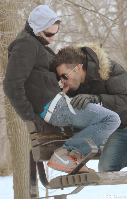 A little public sex never hurt anyone! @benrosexxx getting blown by Lorenzo Star in a city park last