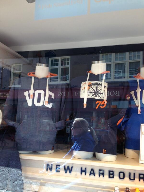 vanorangecom's tweet image. Een fan van ons spotte VANORANGE bij New Harbour in Bussum. De nieuwe hoodies en vesten prominent in de etalage!