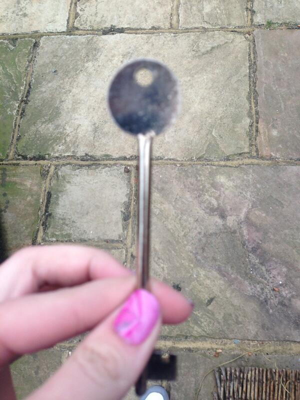 fleurgilbert's tweet image. My key woohh #salon #nottrusted