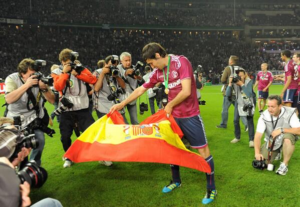 Raul7Capitan7's tweet photo. Raúl González Blanco, mil partidos oficiales en el mundo del fútbol, cero tarjetas rojas... #Respeto http://t.co/aFib15XPbL
