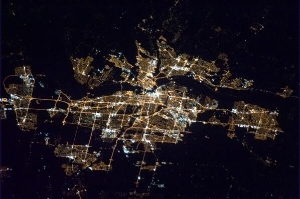 Cmdr_Hadfield's tweet image. Ottawa, Hull &amp;amp; Gatineau sous un nuit de printemps.