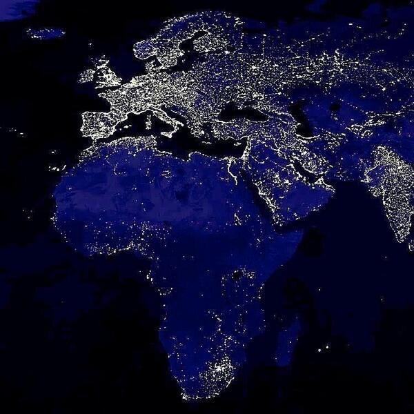 NaturPictures's tweet photo. Día de Europa. Increíble imagen junto con África de noche. http://t.co/MiYNlPGyKs