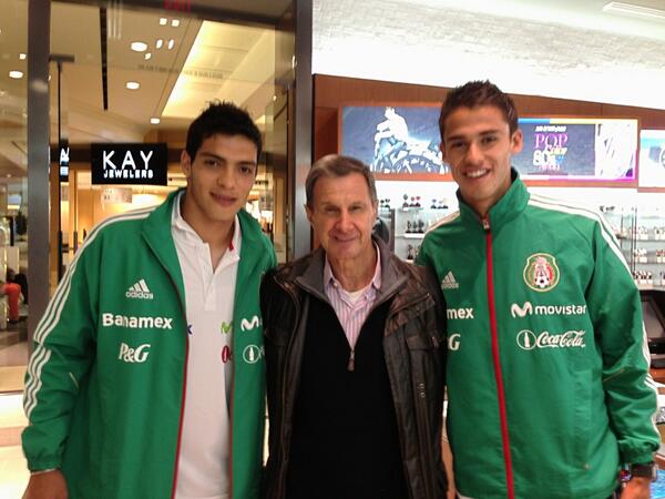 Raul_Jimenez9's tweet photo. Aquí en San Francisco nos encontramos a un gran jugador Enrique Borja con @Diego_Reyes13 http://t.co/yCw0nfL8MK