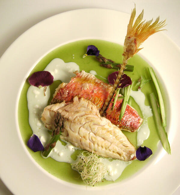 Verbena de Espárragos de Huétor Tájar y Salmonete con su Espina Crujiente.
Receta en talentogastronomico.es