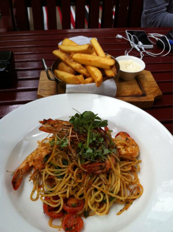 Bram_Oz's tweet photo. NomNomNom dinner! http://t.co/HjfV36gqOr