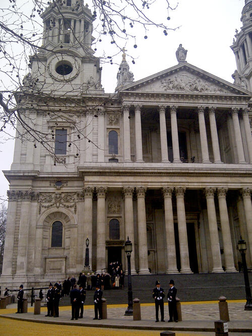 Mourners entering <a href="/StPaulsLondon/">St Paul's Cathedral</a> for Lady #Thatcher's funeral this morning.