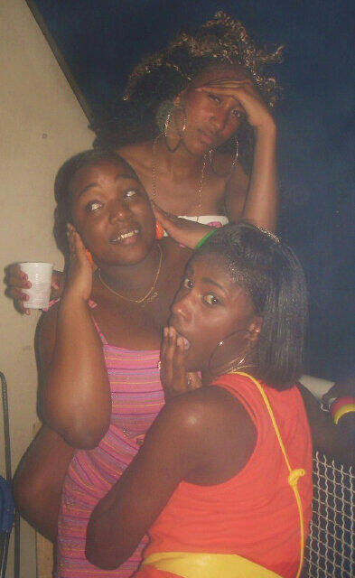 nanitsz's tweet photo. Min mira , Min Tende Minsa @Frzc_ &amp; @MvrCathalina http://t.co/wVNxugLQ83