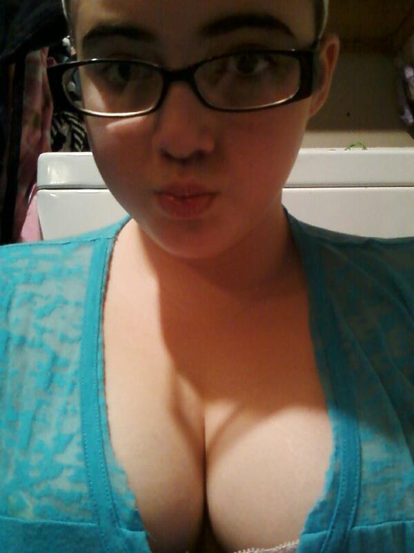 lyssaboo0204's tweet photo. Titties http://t.co/vIMkIzZi0H
