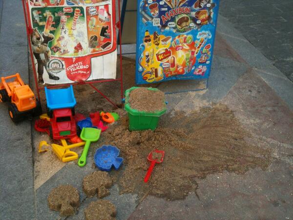 nodosarq's tweet image. ?quién dijo que en #Madrid no había playa? Lo que da de sí un alcorque en manos de un niño #urbanhacking