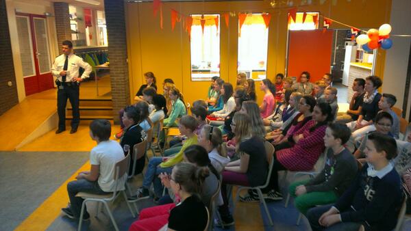 PcbsRehoboth's tweet image. Gastspreker Robbert Veerman vertelt groep vier tot acht over de beveiliging van 30 april. Top!