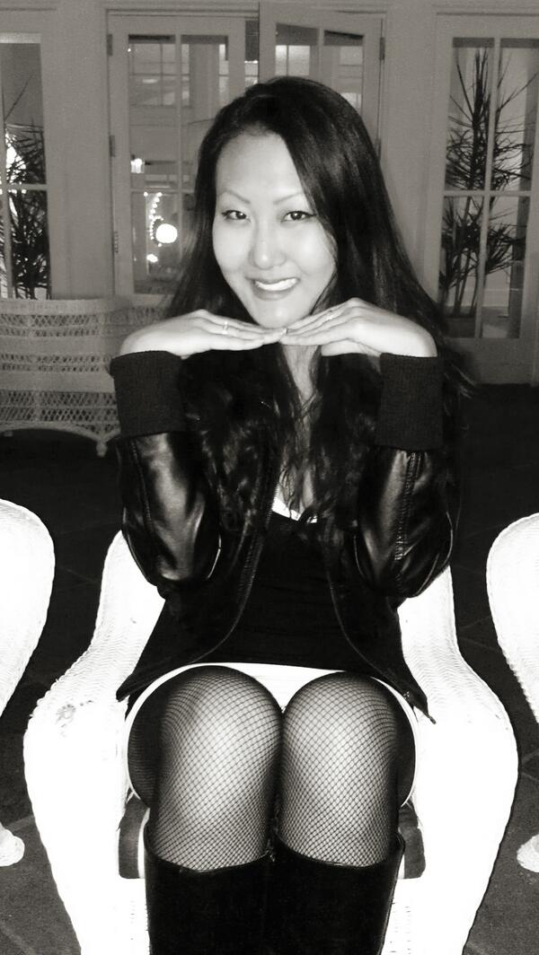 MsLoveLee's tweet image. #biggirl in a #tinychair .. lol #blackandwhite