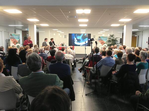 Open College bij St. Antonius. Presentator Charles groenhuijsen. Concept en campagne door One Shoe. Zaal zit vol!