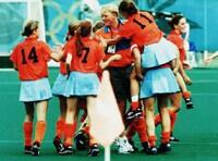 Crol's tweet photo. Dat er met onze aankomende koning gefeest gaat worden zoals hij deed met de hockeydames in Atlanta!!! http://t.co/5j1ieE4KUt