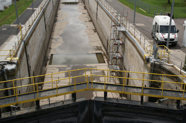 KS-IA vandaag langs de Main stremming. Groot onderhoud  sluizen op schema. Sluis Himmelstadt staat geheel droog!