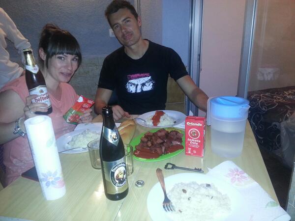 edupitufo46's tweet photo. Vaya cenita me han preparado mii familyy madrileña muchas gracias!! jajajaj @MartaTukitun y #alvarito http://t.co/u6GZbFSKVw