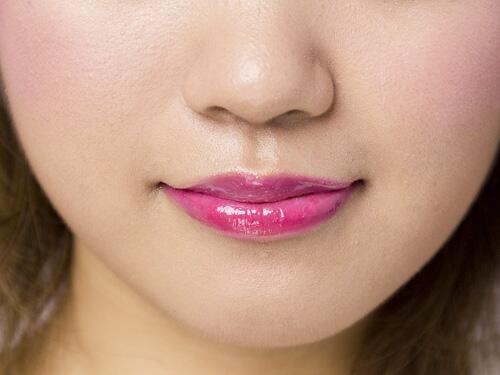 トキメキ素敵女子 自然なリップメイク方法 Part２ ３ 唇の中央から周辺に派手リップを塗って リップラインは平 リップブラシを使って描く ４ ぼかさずにきちんと発色させると今年らしい ５ アイメイクは引き算 イエローなどオススメ 細い