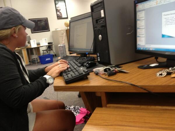 maida_vanover's tweet image. Do work! @devinfay 
#doublemonitor
#doublekeyboard