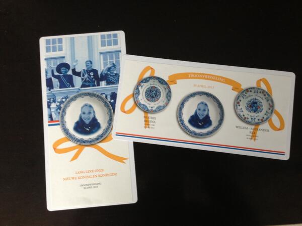 HoogandDiep's tweet photo. Je eigen persoonlijke kroningskaart. Hopelijk binnenkort bij @TIPDelft en @RoyalDelft #troon #troonswisseling #dbbm http://t.co/pOc4hulazo