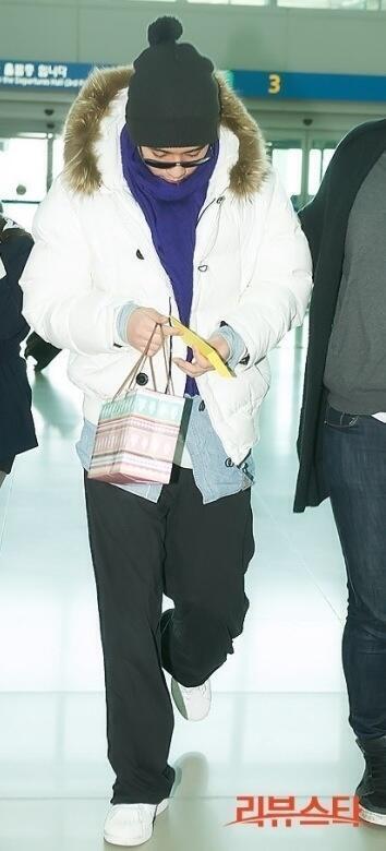 WaveKPOP's tweet photo. BIGBANG's Seungri at Incheon Airport heading to Jakarta (cr : Reviewstar) http://t.co/X4WkYDhLex