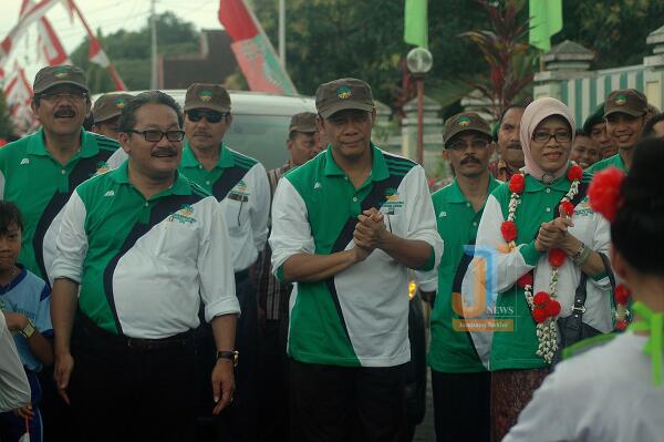 Bupati Jbgg, Suyanto beserta Jajarannya sdg menyambut kedatangan Sekretaris Menteri Lingkungan Hidup Hermien Roosita.