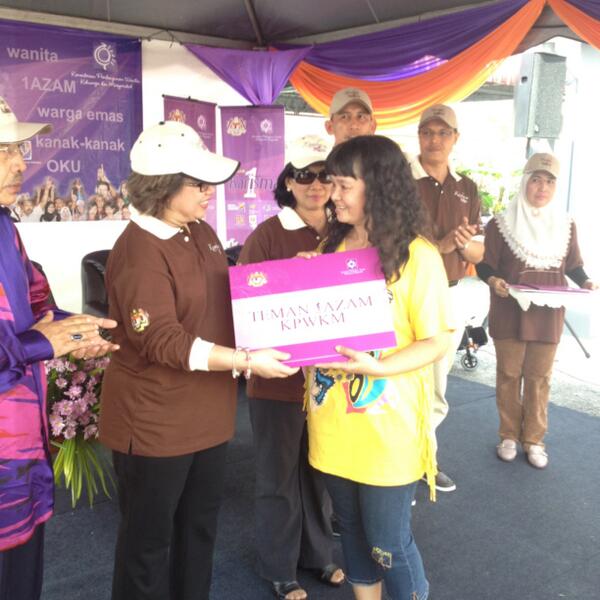 RezaJKM's tweet photo. Penyampaian Bantuan 1Azam #GempurKarisma @noorulainur @noraniJKM http://t.co/9fyMMAw6gB