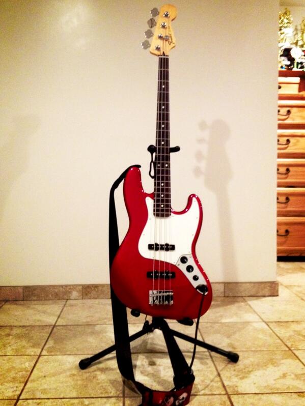 a1a3ronperez's tweet photo. My fender j bass <3 #fender #bass #SGB #blink182 #makingmusic http://t.co/QS6NoebRsZ