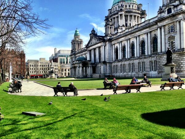 It's outdoor sandwich eating weather at #Belfast City Hall this lunchtime.