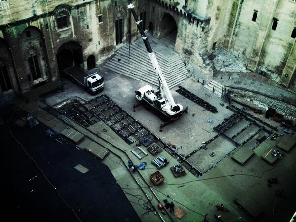 MECIC2013's tweet photo. Le montage de la Cour d'honneur au #FestivalAvignon http://t.co/7K9Z2Nhgd8