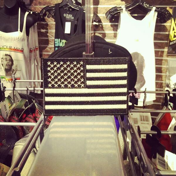 TeamMGK_NE's tweet photo. get it RT @justicegiraldo: Black flag at hot topic with @AmberNicholexx  #machinegunkelly #est4life #est #blackflag http://t.co/NiEDiSp2fM