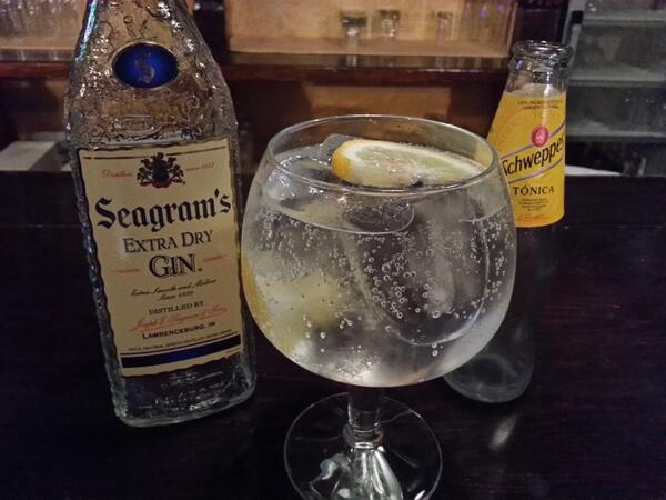 A refreching drink from RT @SeagramsGinFans @Schweppes @hazteungintonic con limon para rebajar la cena..