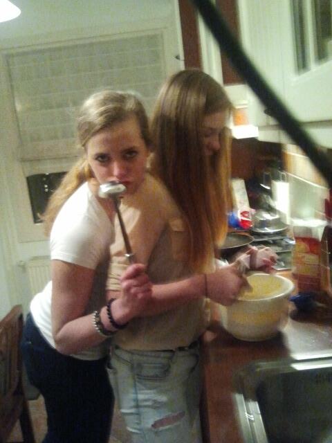 marle1997's tweet photo. pannekoeken maken en chillen me dushiess fleuress eline en tijsjee http://t.co/3zsairWCdx