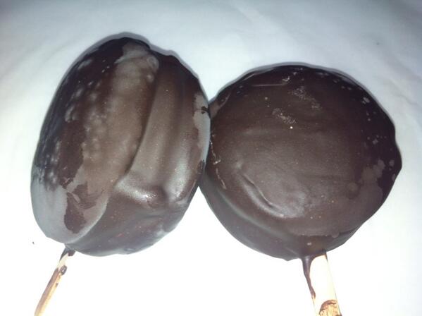 Arborg's tweet photo. 3/4 lbs. Ice Cream Whoopie Pie http://t.co/olwT994Y9F