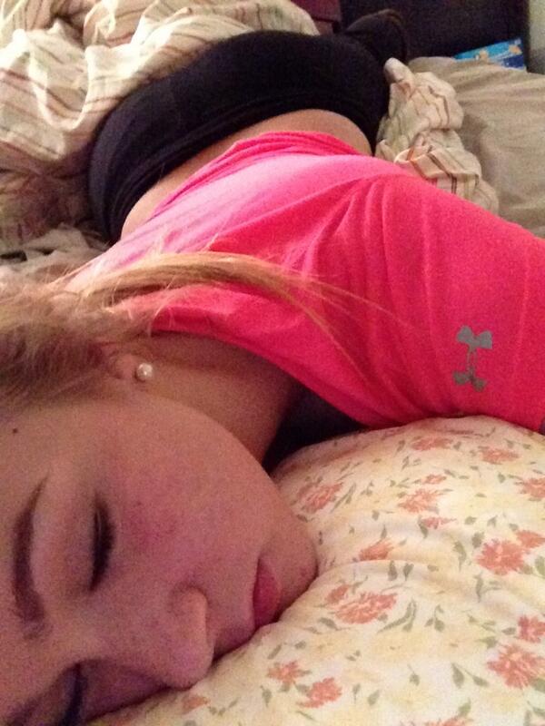 soccerblondie10's tweet image. Times like these i need my boyfriend  😔😌#BackScratch #Sleepy #SunburnCheeks