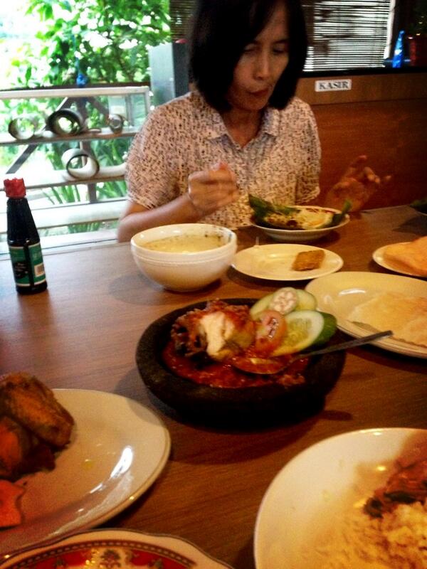 CobekVanJava's tweet photo. Ada juga Rawon kental bersambal cobek dan makjosss rasane. http://t.co/UfLLb15k7n