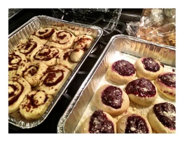 Barnes_Sara's tweet image. Homemade Kolaches and Cinnamon rolls yo. #BreadMakingClass #BestGift #PutSomeCandlesOnIt #LetItRise