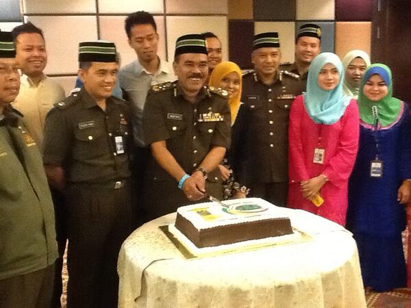 kusmrswk's tweet photo. slmt ulangtahun..smga terus sucsess RT"@relamalaysia: Dato @KP_RELA mmotong kek UlgThn UnitSMR @KDNPUTRAJAYA http://t.co/F32WE7TxoQ"
